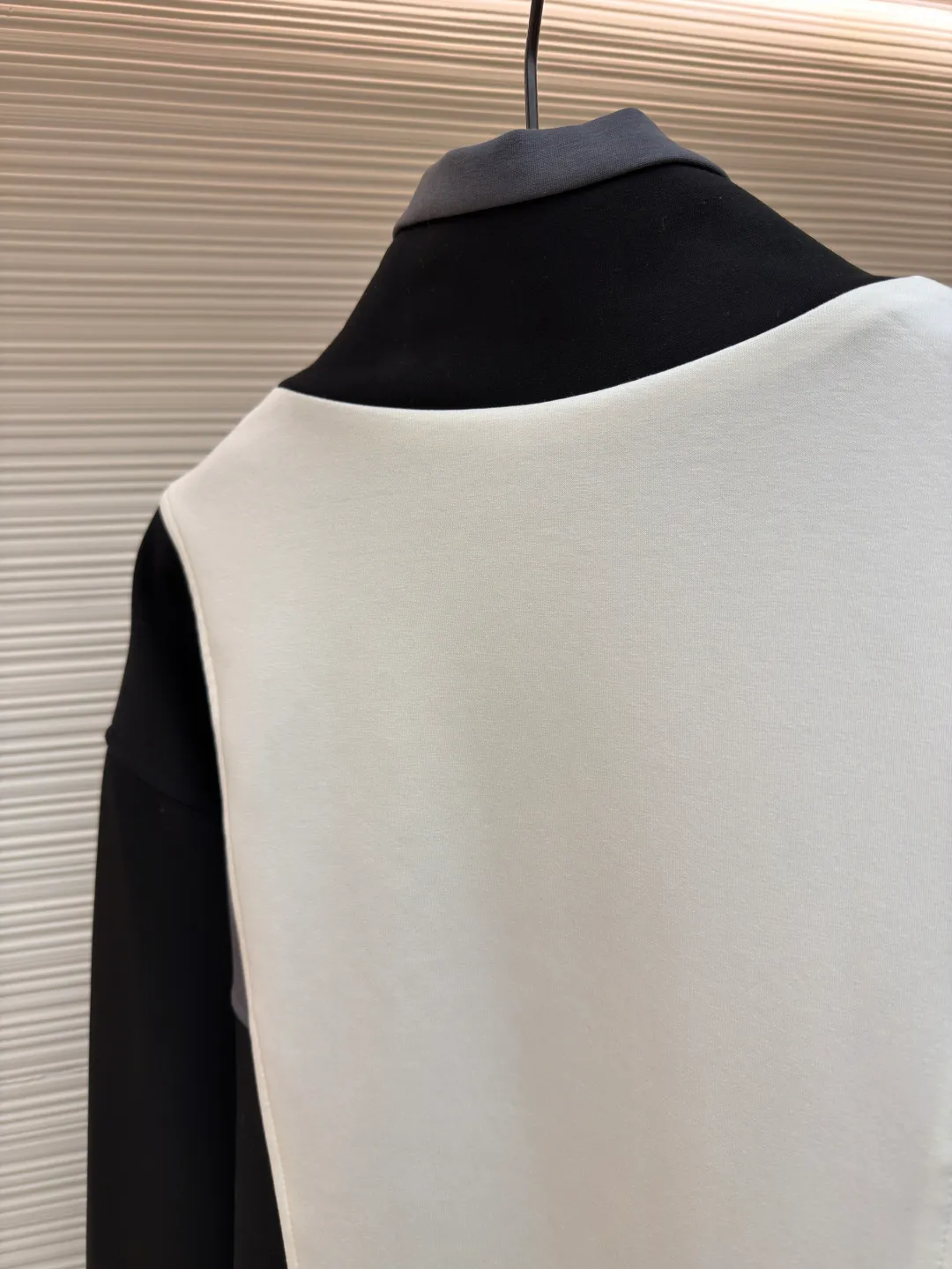 LOUIS VUITTON Spliced jogging sweatshirt long-sleeved sweatshirt ●Original version: Purchased and developed by 13126 ●Item number: 1682019-B70 ●Fabric: 100% cotton ●Technology: Made by positioning cutting machine ●Color: black, gray and white ●Version: fitted version ●Weight: about 1015 grams ●Size: S-M-L-XL ●Description: This Louis Vuitton color-blocked jacket is made of high-elastic composite knitted fabric (polyester fiber + spandex blend), which has been treated with matte brushing, giving it both stiffness and skin-friendly feel. The body of the garment adopts geometric color-blocking cutting technology: black, gray, and white pieces are spliced ​​diagonally in a V-shape, and the edges are processed by "laser seamless fit + same-color overlocking" to ensure smooth seams without any irritation. The "VUITTON" logo on the chest uses a three-dimensional silicone imprinting process. It is first laid with a low-temperature setting glue layer and then covered with a matte coating to take into account the three-dimensionality and washability of the logo. The neckline is a stand-up collar design with built-in elastic lining reinforcement; the zipper is made of brand-customized metal, and the chain teeth are the same color as the fabric; the cuffs and hem are equipped with high-elastic ribbing, and the overall shape is ergonomically optimized to suit daily casual scenes. The overall wiring is straight and delicate, the fabric is comfortable and soft, and the color is consistent without color difference. It can be matched with the same style to create a fashionable look and control various occasions. Customized accessories, complete with three standards, same style for men and women!